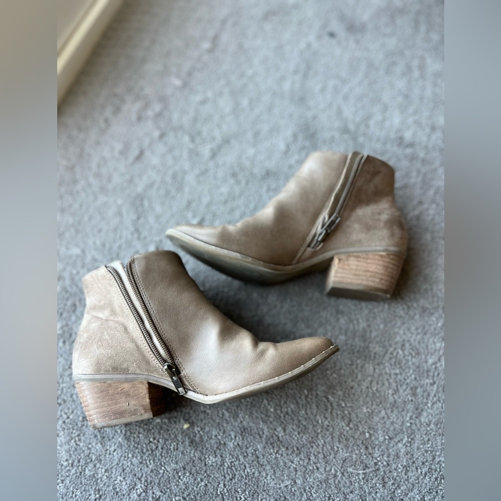 American Eagle Taupe/Tan Ankle Boot/Bootie